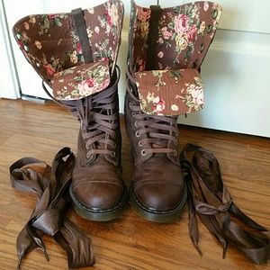 Dr Marten Triumph laceup floral military boots
